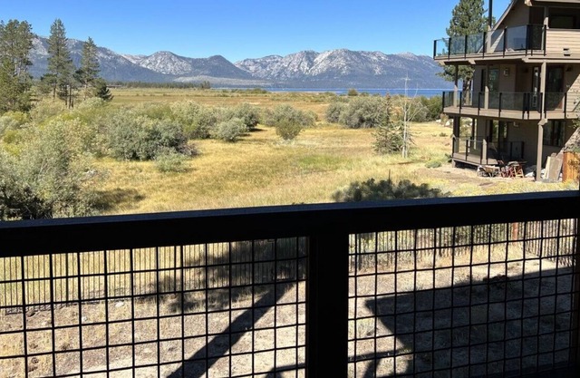 Rooftop deck W/Scenic Views of Lake Tahoe. Hot tub, Games etc