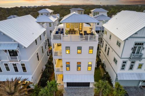 Rooftop Deck w Views Pool Luxury 5BDR Resorting To Happiness by AvantStay