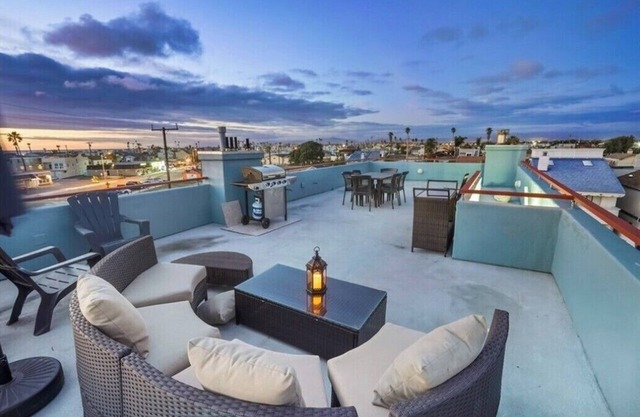 Rooftop Getaway- Ocean View Beach House!