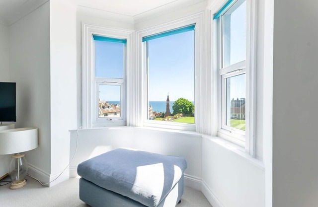Rooftop Hideaway - Central Coastal Flat. With stunning Sea Views