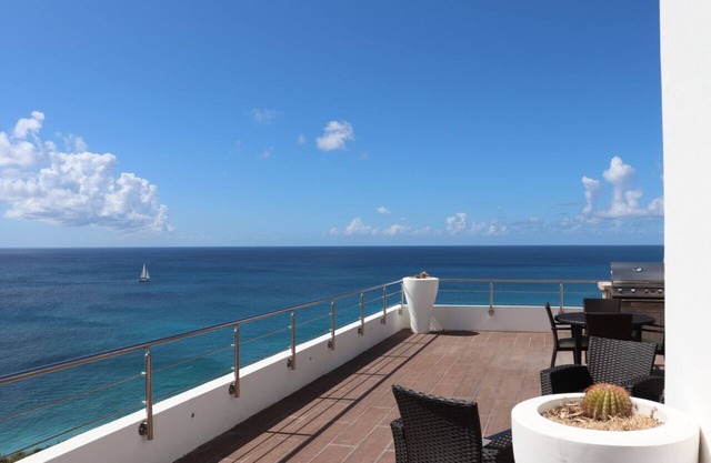 7e étage Blue Residence - exquis, moderne, vue sur la mer des Caraïbes. à partir de 390 $