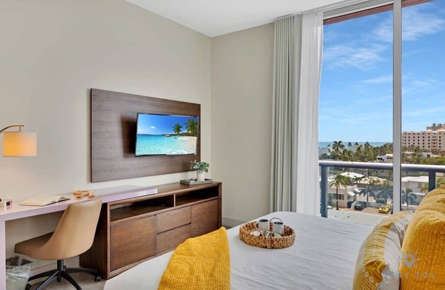 Rooftop Pool & Hot Tub+ Gym+ Near Beach