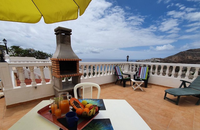 Solarium sur le toit avec vue sur l'océan et accès à la piscine!