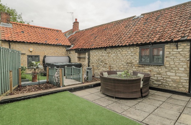 ROOFTOP TERRACE, with hot tub in Pickering
