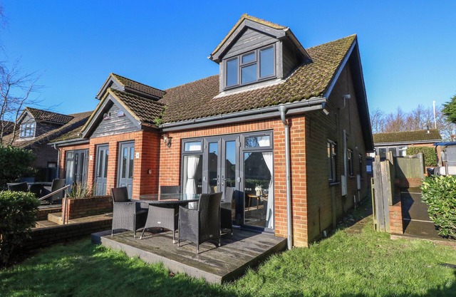 ROOKLEY LAKE COTTAGE, pet friendly, with pool in Godshill