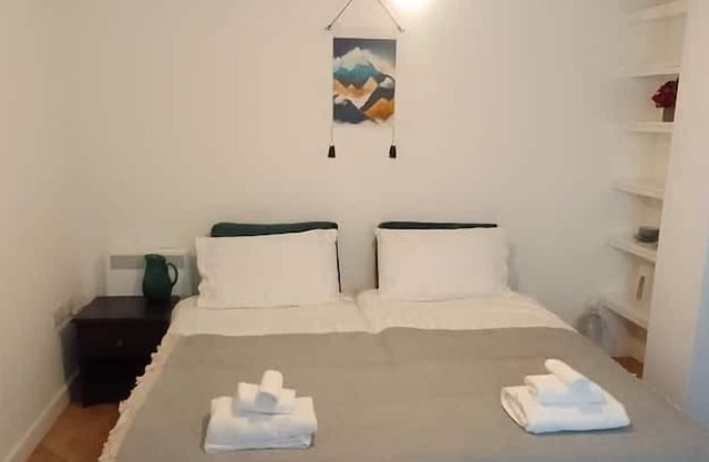 Room 1. 20 Minutes Walk to Airport
