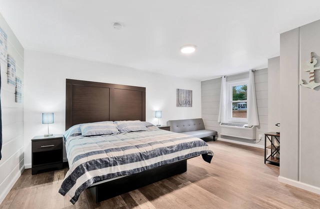 Updated Room #1 - 1 King Bed, Couch, All New Furnishings, Fast WiFi!