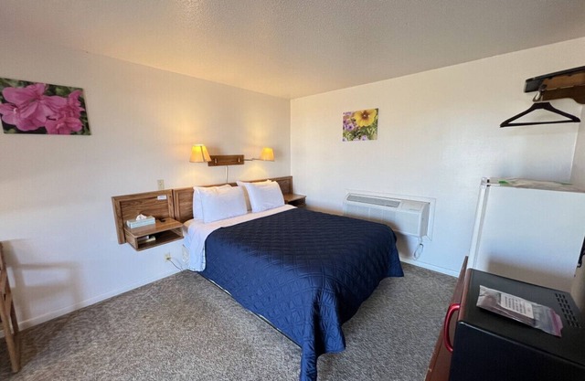 Room 106 - Standard Queen - Sleeps 2 - West Lake Grandvue Inn
