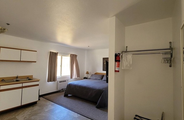Room 16 Comfort King Room with Kitchenette