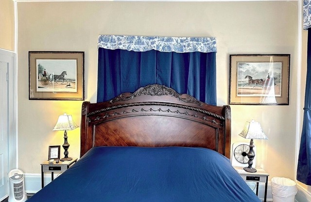 Room 2 Belmont Inn King on 1st floor In room private bathroom Shelbyville, TN