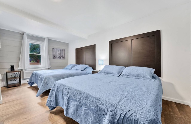Updated Room #2 - 2 Queen Beds, All New Furnishings, Fast WiFi!