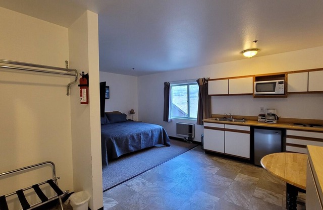 Room 21 Comfort King Room with Kitchenette