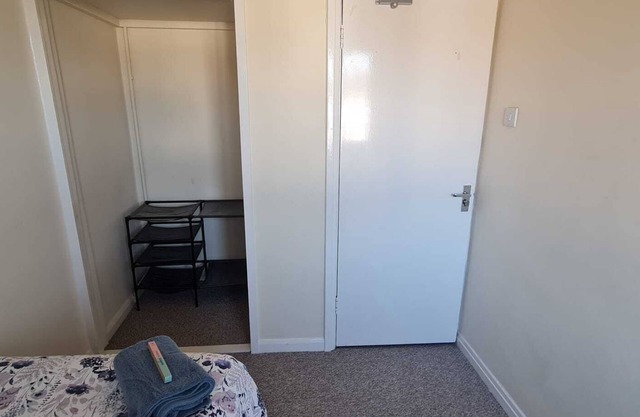 Room 3 - Single Bed - Wfi - 2 minute walk to Iver Station