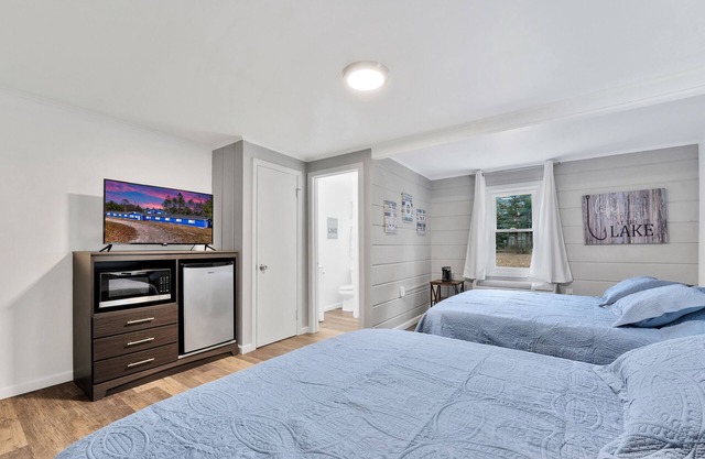 Updated Room #3 - 2 Queen Beds, All New Furnishings, Fast WiFi!