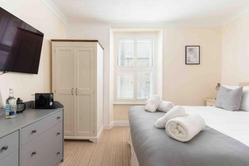 Room 4, Hotel style double bedroom in Marazion