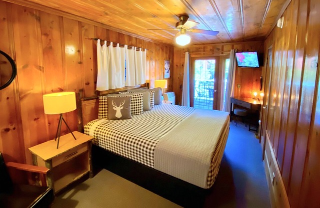 Room 5 - King Kitchenette