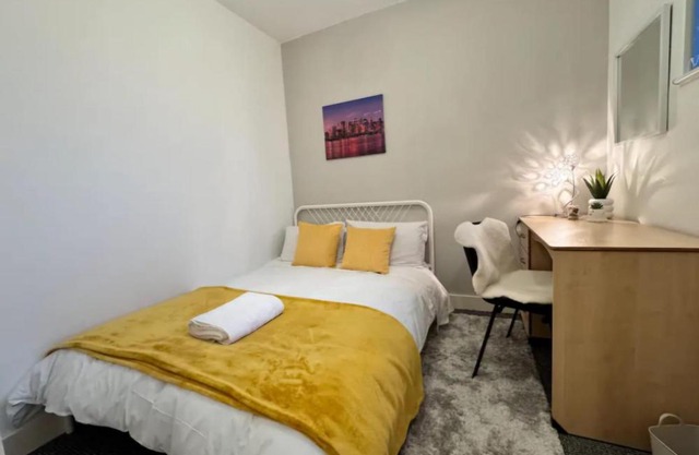 Room 5 Shared House in L6