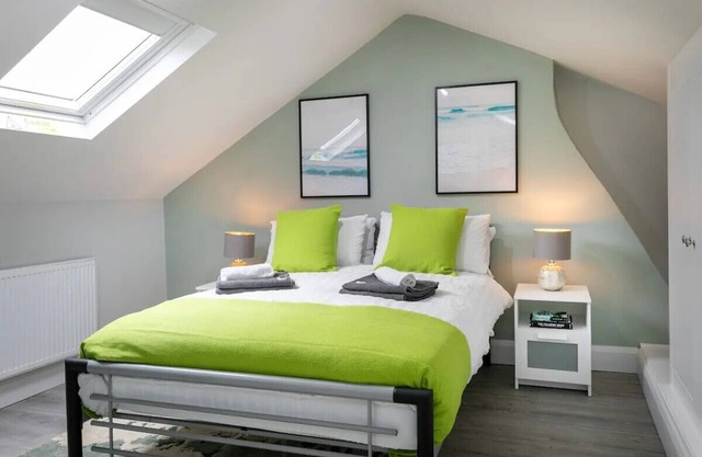 Room 6 · Bright Studio Apartment - in Heart of Nottingham | Pass The Keys