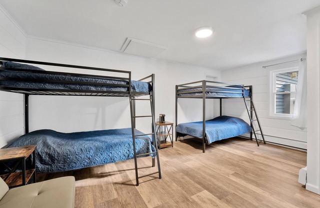 Updated Room #6 - 2 Bunk Beds, All New Furnishings, Fast WiFi!