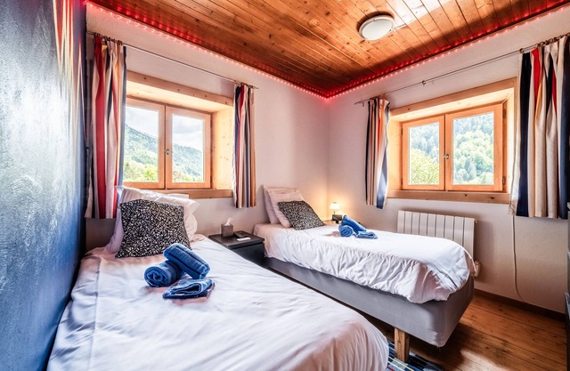 Chambre 'Elisthur Chambre N°1' avec vue sur les montagnes, terrasse partagée et Wi-Fi