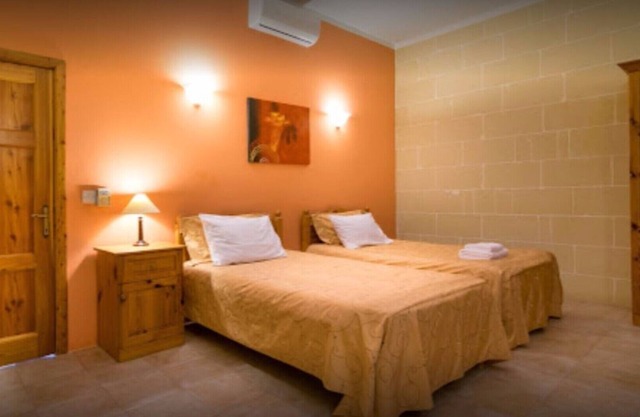 CHAMBRE POUR 3 PERSONNES AVEC SALLE DE BAIN PRIVÉE SUR LE COULOIR