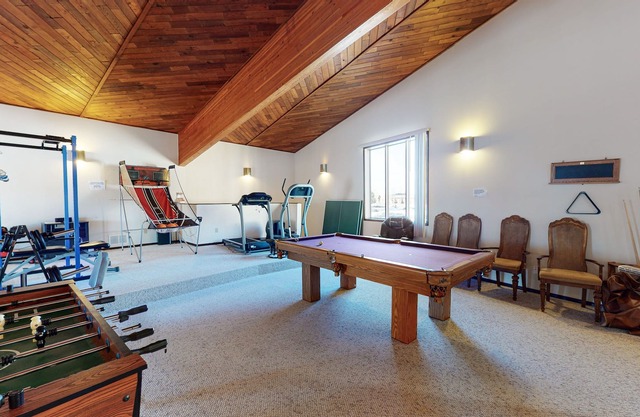 room for rent in 8100 sq ft mansion in country