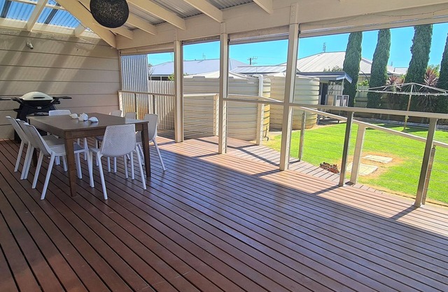 Walking distance to the beach and town centre - Room for the whole family!!