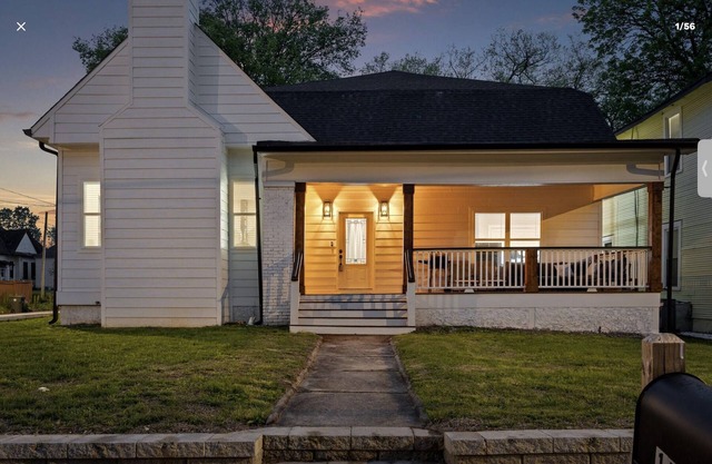 Room for the whole family! Sleep 12 only 2 miles from the Tennessee Aquarium.