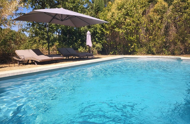 Chambre dans un cabanon privé, salle de bain, WC, petite cuisine, piscine privée