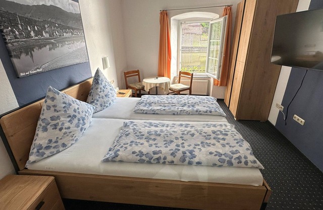 Chambre 'Grande chambre double 4' avec vue sur le lac, terrasse commune et Wi-Fi