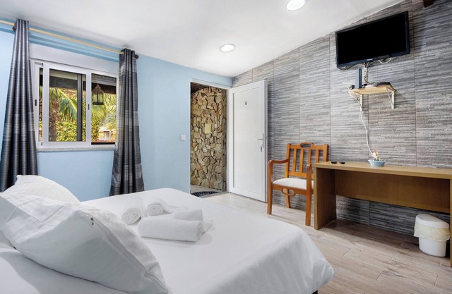 Chambre 'Quarto 7 - Gojim Casa Rural' avec vue montagne, piscine partagée et Wi-Fi