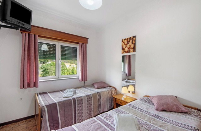 Chambre 'Quarto 7 - Jorge Galinheiro' avec vue sur la montagne, jardin partagé et Wi-Fi
