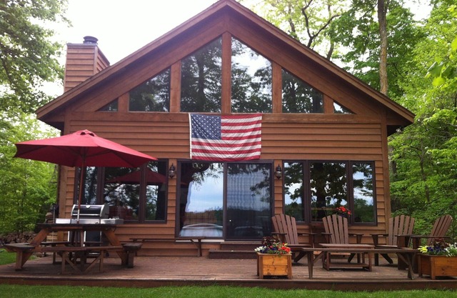 Chambre pour se détendre sur le lac Big Wood avec l'option bateau ponton! Disponible toute l'année