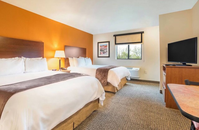 Room w/Kitchen Steps from Maverik Center! Perfect for Event Goers! Pet Friendly