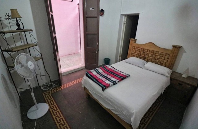 Chambre avec un excellent emplacement et salle de bain privée.