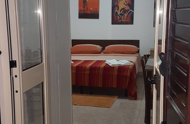 Room with private bathroom 200mt from the sea