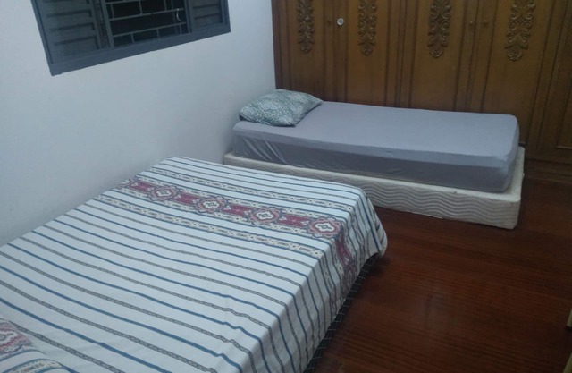 Chambre avec deux lits en pension à Maringá / pr