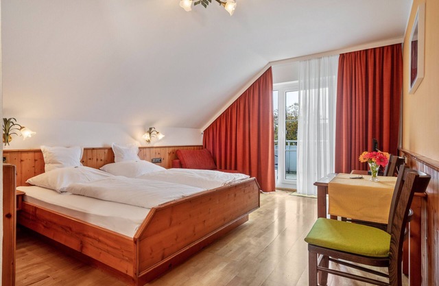 Chambre 'Zimmer 1' avec vue sur le lac, balcon et Wi-Fi