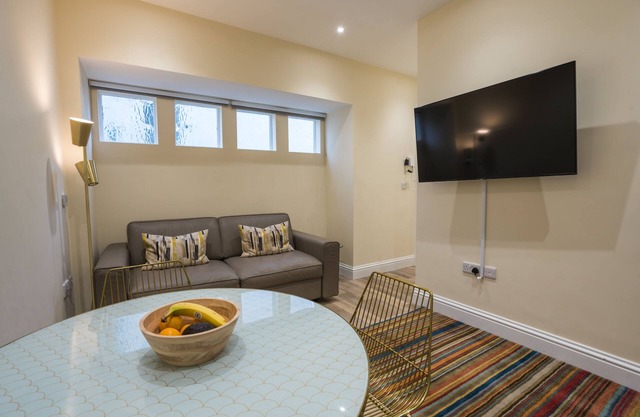 Roomapart 1b, 1 Elliot Terrace - sleeps 4 guests in 1 bedroom