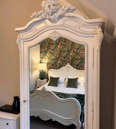Roomours Hotel with Private Car Park