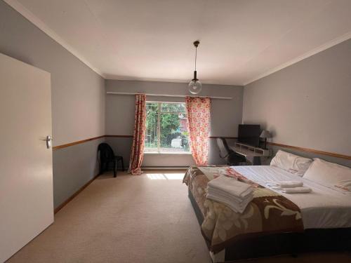 Rooms in a guest-only home behind Menlyn Maine