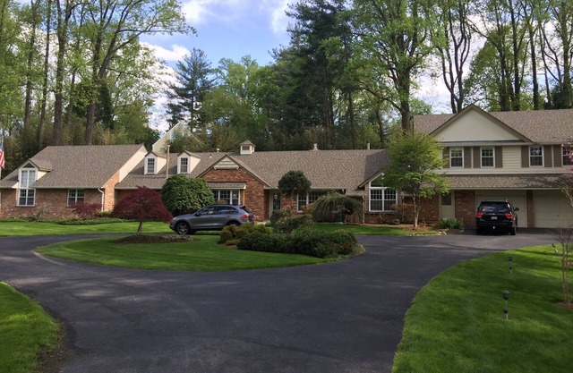 Roomy 2 Bedroom Apt. w/en Suite BA, Private Entry & Parking, Tennis Court