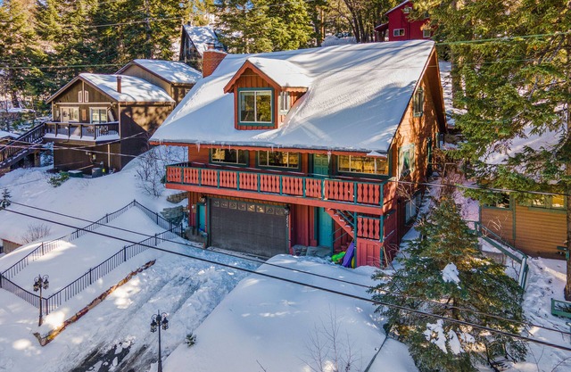 Roomy 3 Story Mountain Family Retreat by the Lake and near Ski Resort