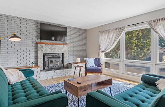 Roomy 5-Bed 3-Bath-Fire Place- Large Outdoor Space