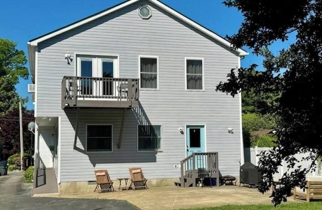 Roomy 6 bedroom home in the heart of Solomons, MD