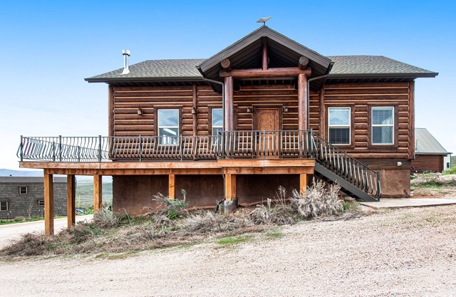 Roomy mountain & lake view home with large deck, fireplace, & W/D - dog-friendly