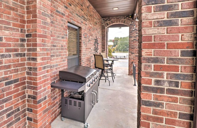 NEW! Multi-Family Retreat in Dtwn Mountain Home!