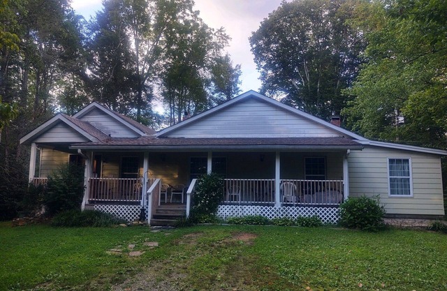Roomy. older home. Good for groups! Good location for forest, and towns.