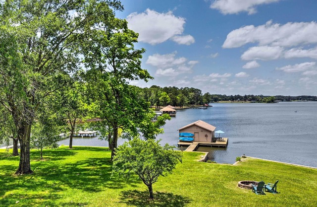 Roomy Texas Lake Retreat w/ Private Boat Ramp