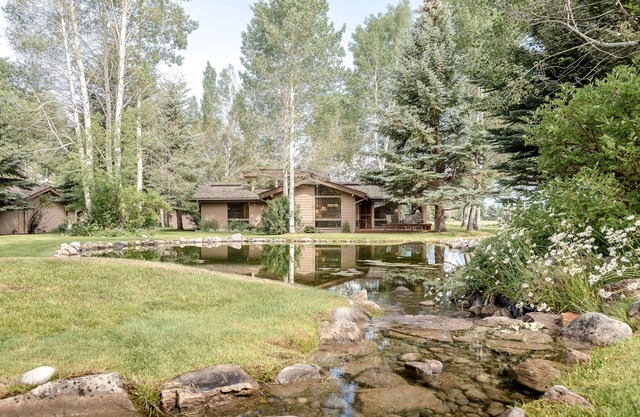 Roomy townhome next to golf course with lovely deck & Teton views from living room